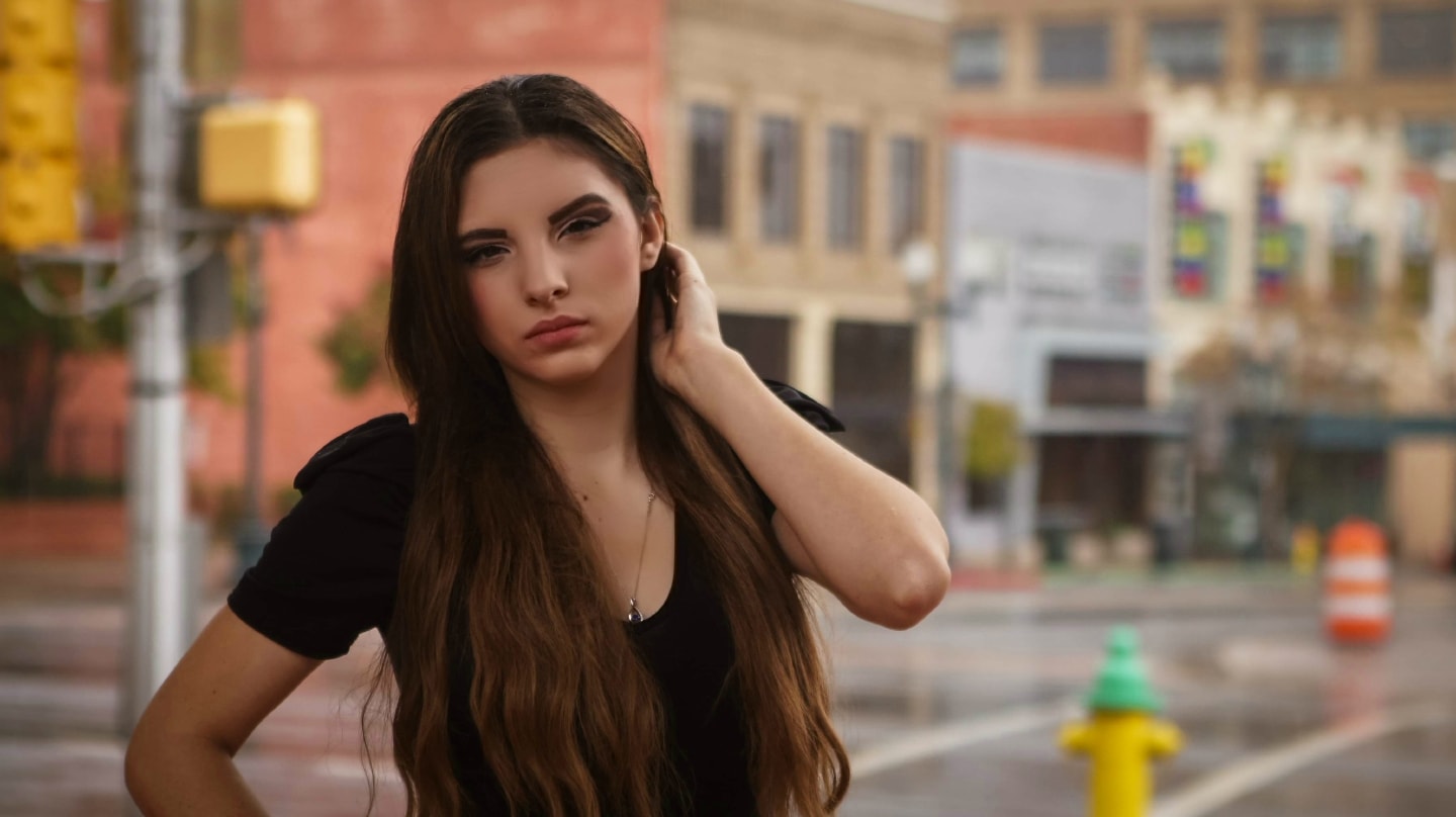 Chelsie Deville Net Worth, Age, Height, Husband, & Kids